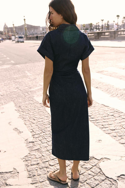 Denim Midi Kjole med V-Ausschnitt og Taljeret Silhuet – Komfortabel og Elegant 1