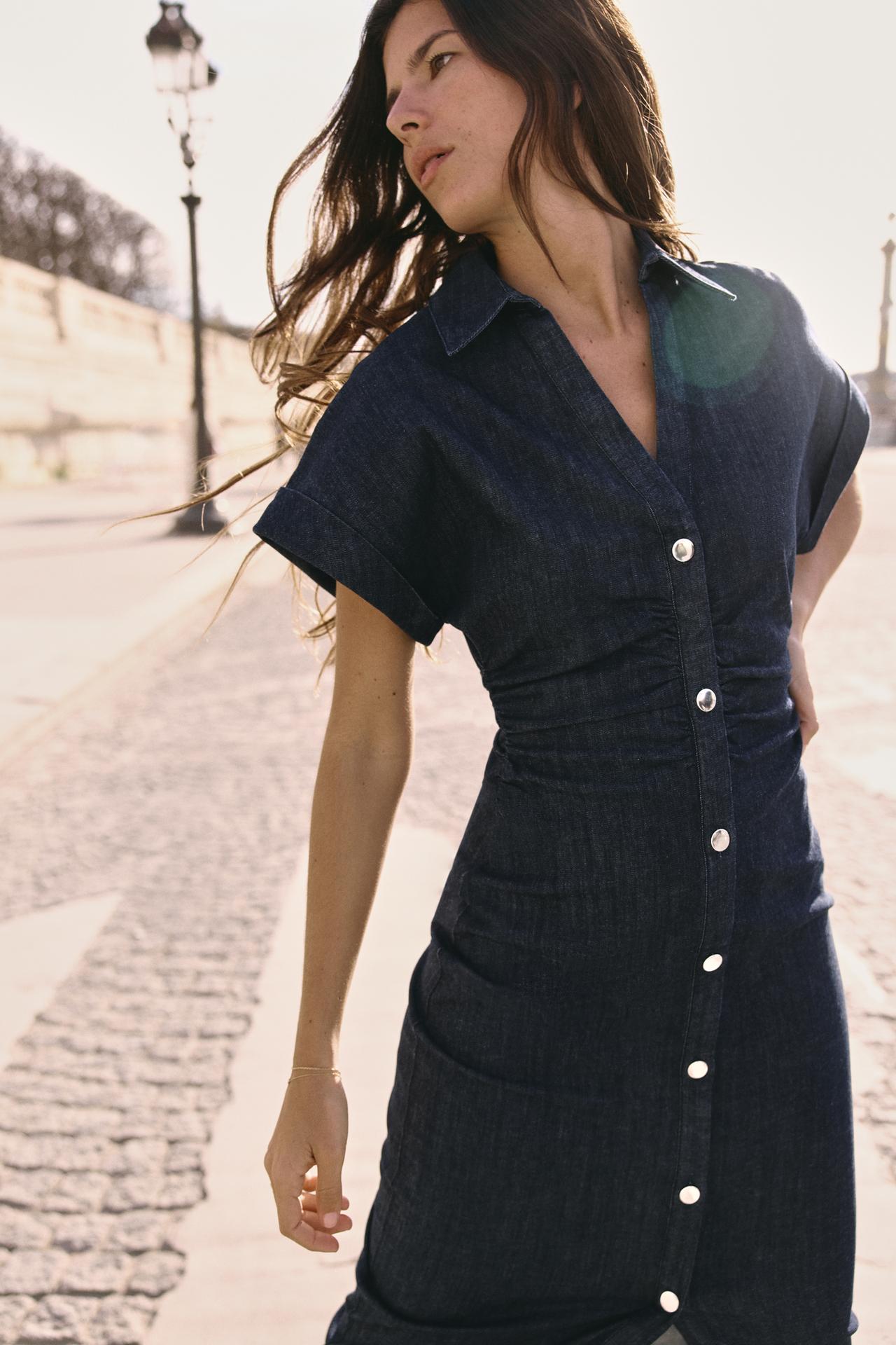 Denim Midi Kjole med V-Ausschnitt og Taljeret Silhuet – Komfortabel og Elegant 2