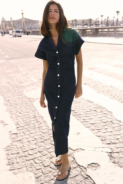 Denim Midi Kjole med V-Ausschnitt og Taljeret Silhuet – Komfortabel og Elegant 5